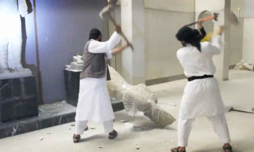 Các phiến quân Nhà nước Hồi giáo (IS) phá hủy một bức tượng cổ trong một bảo tàng ở thành phố cổ Hatra, Iraq. Đây là một trong số những di sản ở Iraq bị IS phá hủy. Nhiều di tích cổ ở thành phố cổ 2.000 năm tuổi Hatra của Iraq bị IS phá hủy.