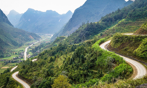 Con đường quanh co tới thị trấn Đồng Văn, huyện Đồng Văn, tỉnh Hà Giang lọt vào ống kính nhiếp ảnh gia CNN. Khung cảnh thiên nhiên ngoạn mục nơi đây hấp dẫn du khách trong và ngoài nước. Đây là một trong những cảnh đẹp Việt Nam được đăng tải trên hãng tin lớn của Mỹ.