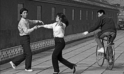 Một cặp đôi khiêu vũ ngay giữa đường. Ảnh chụp năm 1984. Ảnh: photoint.net.