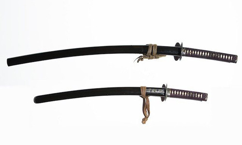 Katana là một trong những vũ khí huyền thoại của samurai. Với chiều dài ít nhất 60 cm và chỉ có một lưỡi, các samurai của Nhật Bản thường dùng loại kiếm hình hơi cong này khi chiến đấu với kẻ thù.
