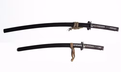 Katana là một trong những vũ khí huyền thoại của samurai. Với chiều dài ít nhất 60 cm và chỉ có một lưỡi, các samurai của Nhật Bản thường dùng loại kiếm hình hơi cong này khi chiến đấu với kẻ thù.