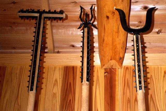 Một vũ khí của samurai thường được sử dụng là Sodegarami có nghĩa là “dây trói nô lệ”. Nó gồm có các thanh gậy có gai, thường được dùng để làm rối kimono của đối phương. Người ta sẽ luồn gậy vào áo kimono, nhanh tay quay vũ khí để cuốn lớp vải và hạ gục kẻ thù mà không gây ra đổ máu. Vũ khí này thường được sử dụng để bắt những samurai phạm tội hoặc các tên tội phạm.