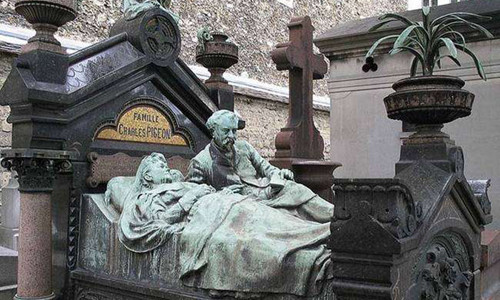 2. Ngôi mộ kỳ lạ của nhà sáng chế nổi tiếng người Pháp Charles Pigeon và vợ ông được đặt tại khu mộ Montparnasse ở Paris, Pháp. Nơi đây thu hút khá đông du khách ghé thăm mỗi năm bởi bức tượng độc đáo của hai vợ chồng ở trên bia mộ.