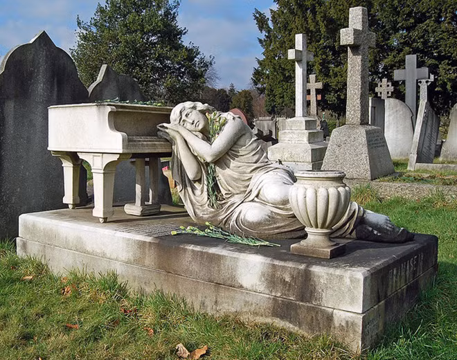 Trên mộ của nữ nghệ sĩ là bức tượng một người phụ nữ đang khẽ ngả đầu vào cây đàn piano.