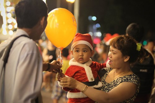 Bé Bo (2 tuổi) cùng mẹ dạo chơi Noel.