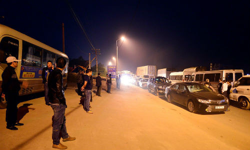 Do kẹt cứng không di chuyển, nên nhiều tài xế xuống xe đứng nói chuyện.