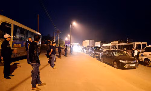 Do kẹt cứng không di chuyển, nên nhiều tài xế xuống xe đứng nói chuyện.