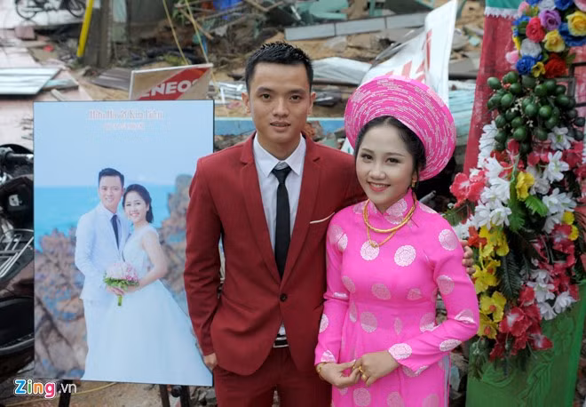 Trước đó, dù căn nhà đổ sập do mưa lũ nhưng ngày 5/11, gia đình vẫn tổ chức đám cưới cho con trai đầu lòng Nguyễn Hữu Hà (28 tuổi, ngụ huyện Đồng Xuân) và Lâm Thị Kim Liên (23 tuổi, ngụ TP Tuy Hòa cùng quê Phú Yên).