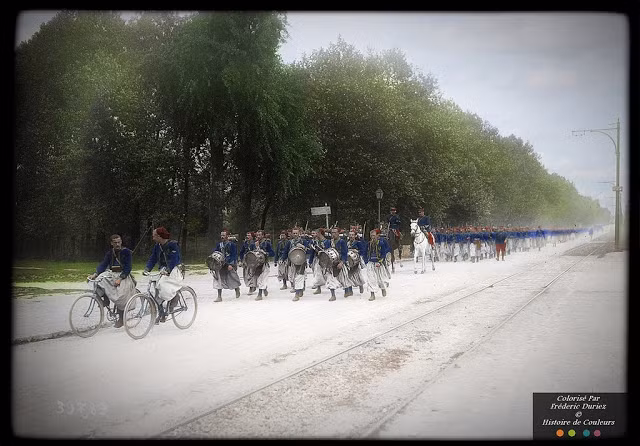 Hàng dài binh lính Pháp hành quân ra tiền tuyến năm 1914.