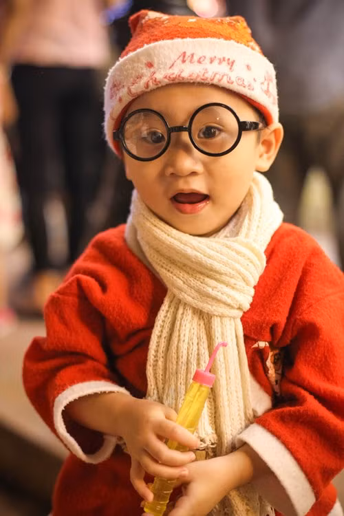 Các em nhỏ cũng đã được trang bị mũ của ông già Noel.