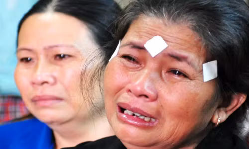 Bà Yến (vợ thuyền trưởng Hiệp) khóc than chồng, con mất tích trên biển. Ảnh: Minh Hoàng.