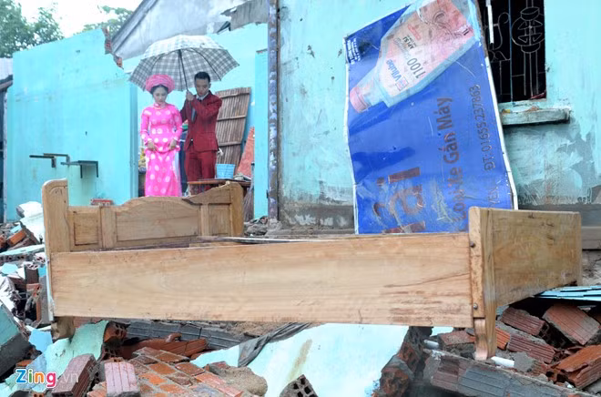 "Nhìn ảnh cưới rạng ngời hạnh phúc của con dựng trên nền ngôi nhà đổ nát mà lòng tôi ngậm ngùi, xót xa. Kết hôn là việc trọng đại của đời người, vậy mà sát ngày cưới của con, mưa lũ làm căn nhà đổ sập tan hoang thế này, lòng mẹ như tôi dẫu buồn nhiều lắm nhưng cũng cố gắng vui cho ngày hạnh phúc của con trọn vẹn", bà Lê Thị Mỹ (mẹ của Hà) thổ lộ.