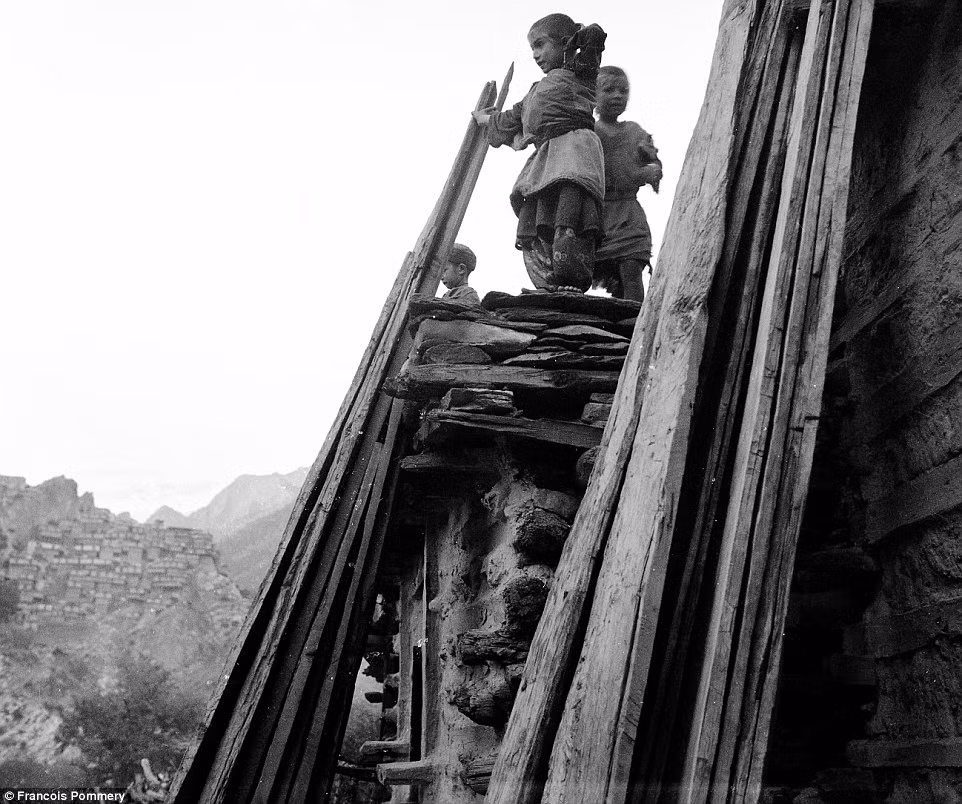 Những người dân sống ở Nuristan (trong ảnh) được cho là hậu duệ của Alexander Đại đế bởi một số người có mái tóc màu vàng và đôi mắt màu xanh.