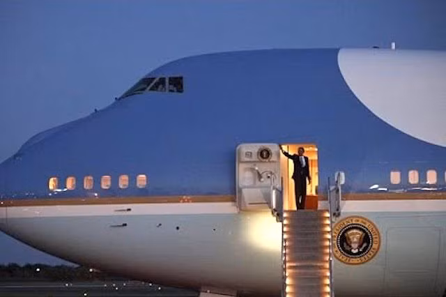 Trên Không lực Một có phòng y tế và một bác sĩ có thể thực hiện các ca phẫu thuật bất cứ lúc nào.