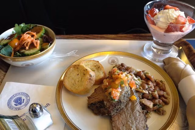 Trên chuyên cơ chở Tổng thống Mỹ có một nhà hàng cùng các đầu bếp có tay nghề đi theo tháp tùng và phục vụ nhiều loại món ăn hấp dẫn. Nhà bếp trên Không lực Một có thể phục vụ bữa ăn cho 100 người cùng lúc.