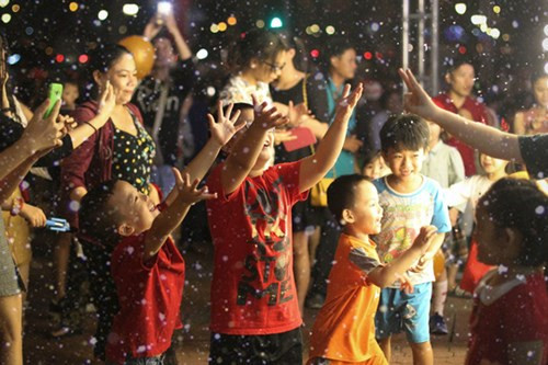 Nhiều trẻ em thích thú chơi đùa với bọt tuyết được trang trí tại Diamond Plaza, quận 1.