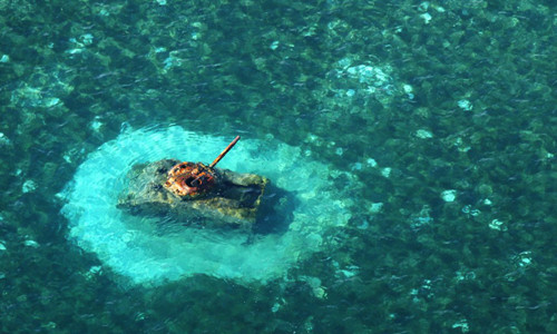 Quần đảo Solomon, quần đảo Bắc Mariana và đảo Rock ở Palau là nơi có nhiều xác máy bay, xe tăng, tàu chiến... "yên nghỉ" sau những cuộc chiến khốc liệt giữa quân Đồng minh với Nhật Bản trong Chiến tranh thế giới 2. Trong ảnh là xe tăng M4 Sherman của Mỹ "ngủ vùi" ở ngoài khơi Chalan Kanoa, Saipan, quần đảo Bắc Mariana.