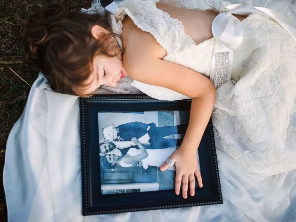 Giữa tháng 11, hình ảnh bé Nora Davis (4 tuổi, đến từ Mỹ) diện bộ váy cô dâu tinh khôi, tái hiện ảnh cưới của người mẹ đã qua đời vì ung thư khiến người xem rơi nước mắt. Những thước hình này mang ý nghĩa đặc biệt vì được chụp đúng một năm sau ngày mẹ cô bé mất. Đây cũng là di nguyện của người phụ nữ quá cố mà Nora hết mực yêu thương. Ảnh: ABC.