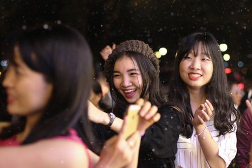 Các bạn nữ tranh thủ lúc "tuyết" rơi để chụp ảnh.