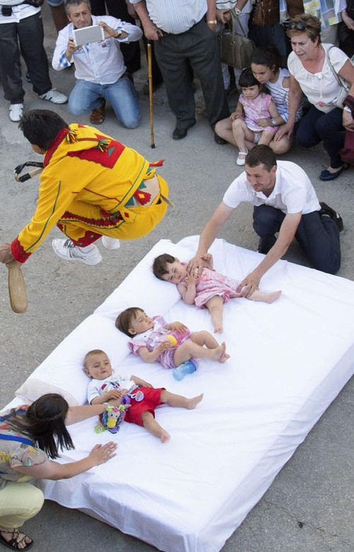 Vào tháng 6 hàng năm, một lễ hội đặc biệt và khó tin được tổ chức ở ngôi làng Castrillo de Murcia near Burgos, Tây Ban Nha. Lễ hội truyền thống này có tên “El Colacho” (Nhảy qua trẻ sơ sinh) được tổ chức nhằm xua đuổi những linh hồn xấu xa ra khỏi các em bé.