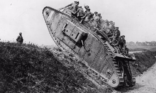 Lần đầu tiên xe tăng được sử dụng trên chiến trường là trong Chiến tranh thế giới thứ nhất. Cụ thể, xe tăng xuất hiện trong trận Flers-Courcelette - một phần của cuộc chiến Somme trên mặt trận phía Tây tháng 9/1916.