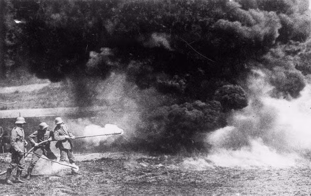 Lần đầu tiên súng phun lửa được sử dụng trong Chiến tranh thế giới 1. Theo một số tài liệu, quân đội Đức đã sử dụng súng phun lửa trong cuộc chiến với binh lính Pháp gần Verdun hồi đầu năm 1915.