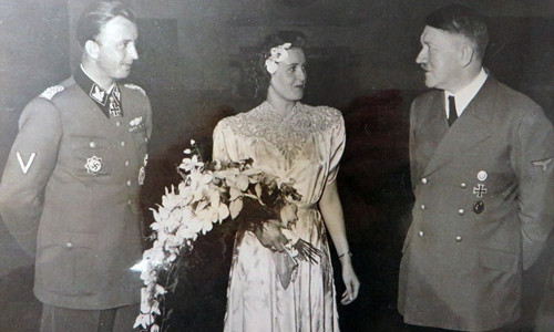 3 ngày trước khi quân Đồng minh thực hiện cuộc đổ bộ D-Day, trùm phát xít Hitler đã tới tham dự hôn lễ của Gretl Braun (ở giữa ảnh) với sĩ quan SS Hermann Fegelein (bên trái ảnh) tổ chức tại Salzburg, Áo.