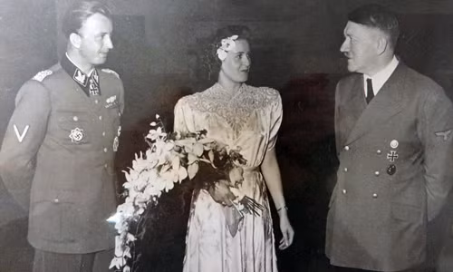 3 ngày trước khi quân Đồng minh thực hiện cuộc đổ bộ D-Day, trùm phát xít Hitler đã tới tham dự hôn lễ của Gretl Braun (ở giữa ảnh) với sĩ quan SS Hermann Fegelein (bên trái ảnh) tổ chức tại Salzburg, Áo.