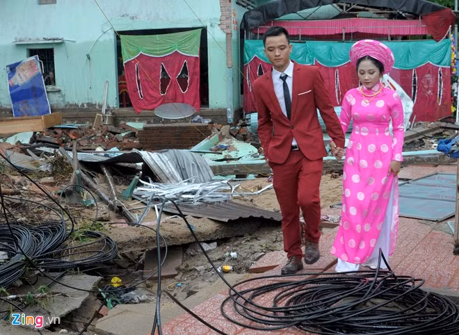 Đôi bạn trẻ tay trong tay đi qua căn nhà đổ nát. "Tàn khốc của mưa lũ rồi cũng qua đi, hy vọng bằng sức trẻ của mình, tương lai gần, chúng em cùng cha mẹ gầy dựng, xây lại mái ấm đàng hoàng hơn", Hà lạc quan nói.