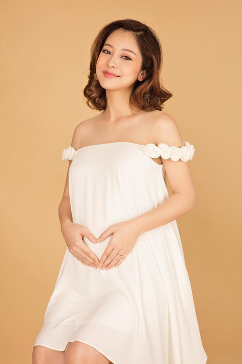 Hình ảnh xinh đẹp của Jennifer Phạm với vóc dáng bà bầu.