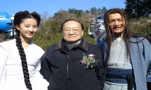 Kim Dung là vua tiểu thuyết võ hiệp đương đại. Ảnh: Sina.