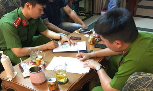 Hot girl Sam trinh bao cong an mat trom ca ty dong