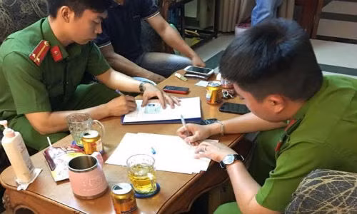 Hot girl Sam trinh bao cong an mat trom ca ty dong