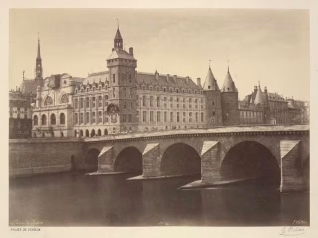 Lâu đài Palais de Justice ở trong lòng thủ đô Paris.