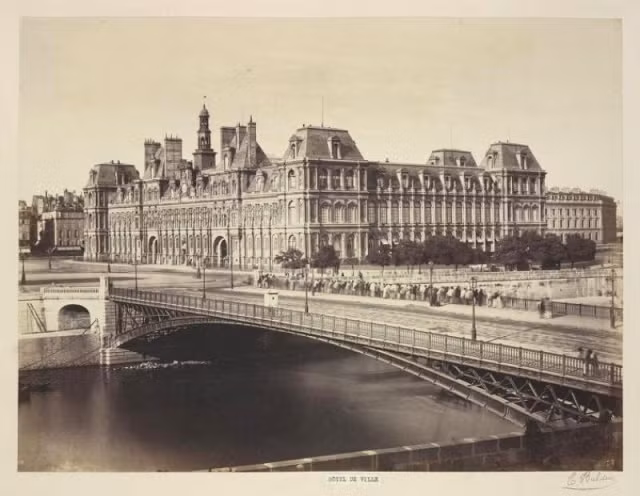 Tòa thị chính Paris nằm ngay trung tâm Paris, cạnh bờ sông Seine thơ mộng. Công trình kiến trúc này được xây dựng từ thế 14.