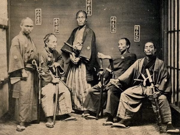 Nội dung cuốn sách cũng đề cập tới kỹ thuật trói kẻ tình nghi như thế nào cho hiệu quả hoặc giúp tội phạm hồi tỉnh sau khi bị ngất bằng những động tác đơn giản.