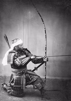 Xuất bản năm 1888, cuốn sách dạy võ thuật của samurai Tetsutaro Hisatomi đã mô tả một số chiêu thức võ thuật để để bắt giữ tội phạm.