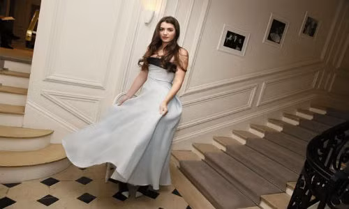 Năm 2013, 9X diện thiết kế của Christian Dior cùng cha và bà Cheryl Hines (nay là mẹ kế của cô) tham dự dạ vũ hoàng gia Bal des débutantes tại Paris, Pháp. Buổi tiệc quy tụ những cô gái xinh đẹp, ưu tú, có tri thức, mong muốn ra mắt các gia đình quyền thế, có địa vị cao trong xã hội. Ảnh: Bazaar.