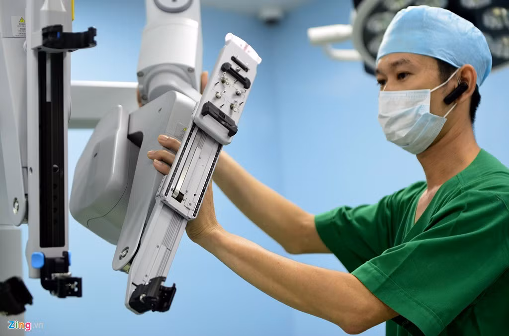 Việc ứng dụng hệ thống robot phẫu thuật mang đến cơ hội tiếp cận phương pháp điều trị công nghệ cao cho người bệnh ngay tại Việt Nam với mức chi phí thấp hơn nhiều lần so với việc ra nước ngoài điều trị.