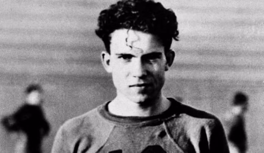 Có lẽ không nhiều người nhận ra đây là ảnh chụp thời trẻ của Tổng thống Richard Nixon. Ông chủ Nhà Trắng này có khả năng chơi nhiều nhạc cụ như piano, saxophone, violin... cũng như rất thích môn bóng đá.