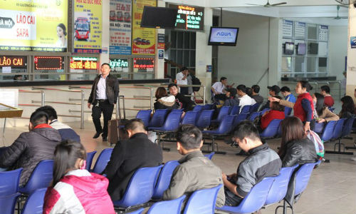 Lãnh đạo bến xe khuyến cáo người dân nên vào bến mua vé. Ảnh: Văn Chương.