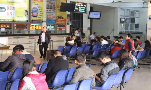 Lãnh đạo bến xe khuyến cáo người dân nên vào bến mua vé. Ảnh: Văn Chương.