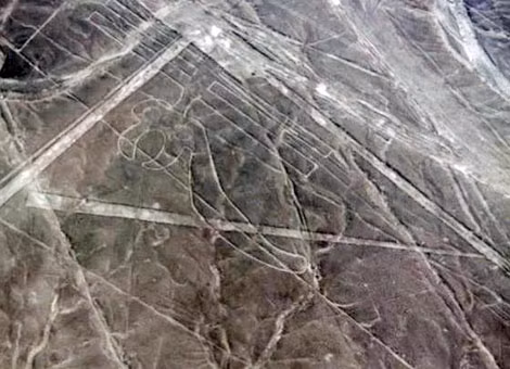 Lớp ô xít sắt trên bề mặt được đào đi để lộ phần đất màu sáng, tạo nên những hình vẽ như chúng ta thấy ngày nay.