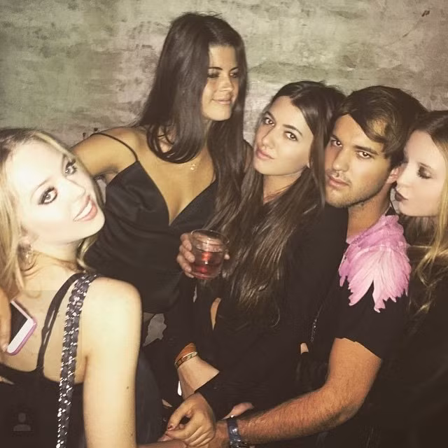 Nữ sinh Học viện Công nghệ Thời trang (FIT) thường cùng nhóm bạn thân tham gia các bữa tiệc sang trọng. Ảnh: Instagram NV.