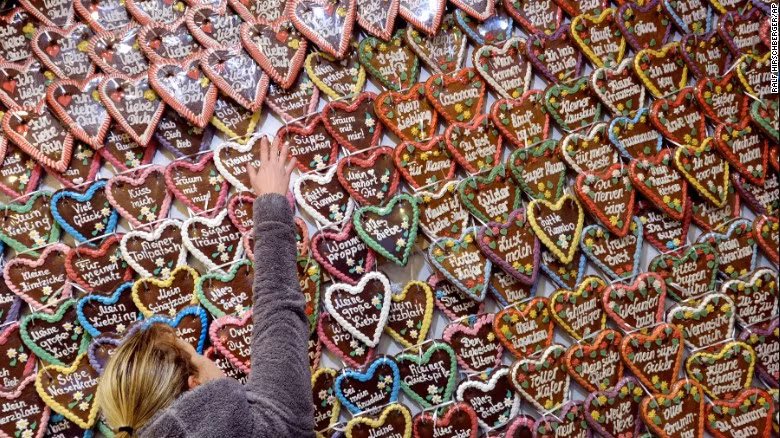 13 tỷ tấm thiệp, thư từ và gói hàng được Cơ quan dịch vụ bưu điện - bưu chính của Mỹ USPS (US Postal Service) chuyển phát trong dịp Lễ Tạ ơn cho đến đêm Giáng sinh năm 2015.