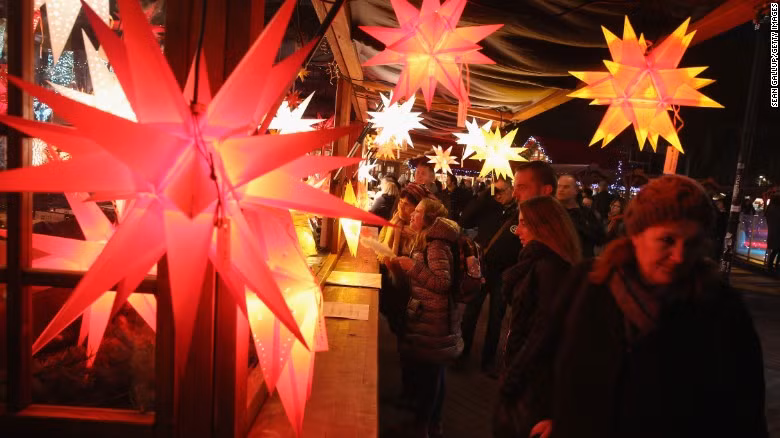 Theo một cuộc khảo sát của Liên đoàn Bán lẻ quốc gia Mỹ, 59% người dân Mỹ thích nhận được thiệp Giáng sinh hơn là những món quà.