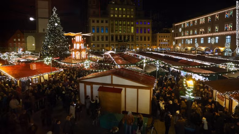 Hình ảnh chú tuần lộc mũi đỏ Rudolph nổi tiếng thế giới trên TV chỉ cao hơn 10 cm.