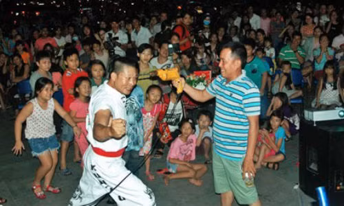 Nghệ sĩ Bảo Cường biểu diễn với mũi khoan vào thái dương.