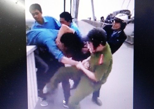 Lực lượng chức năng cứu người có ý định nhảy cầu tự tử ở cầu Bính vì thua bạc.