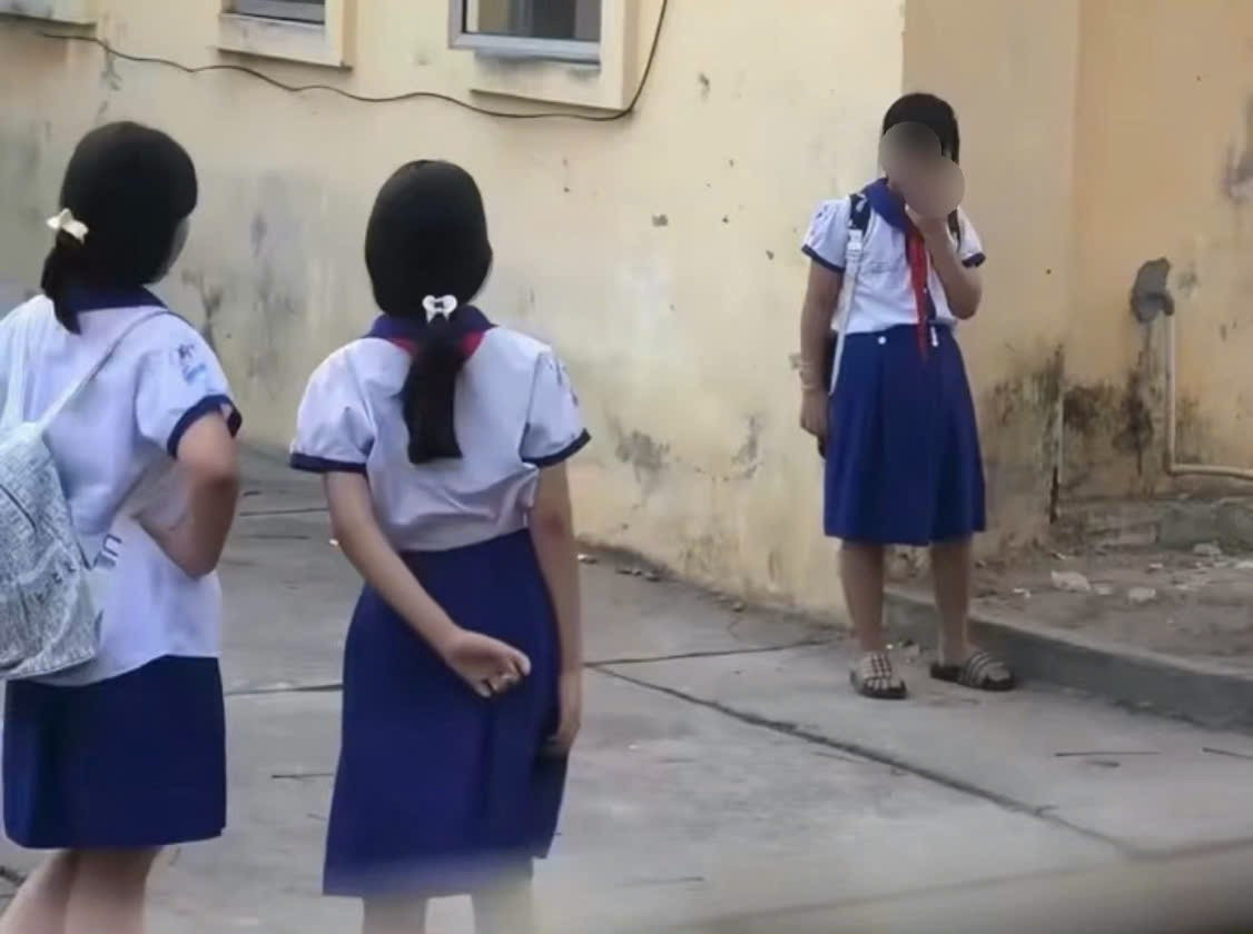 Nhom 5 nu sinh tieu hoc hut thuoc la gay xon xao coi mang